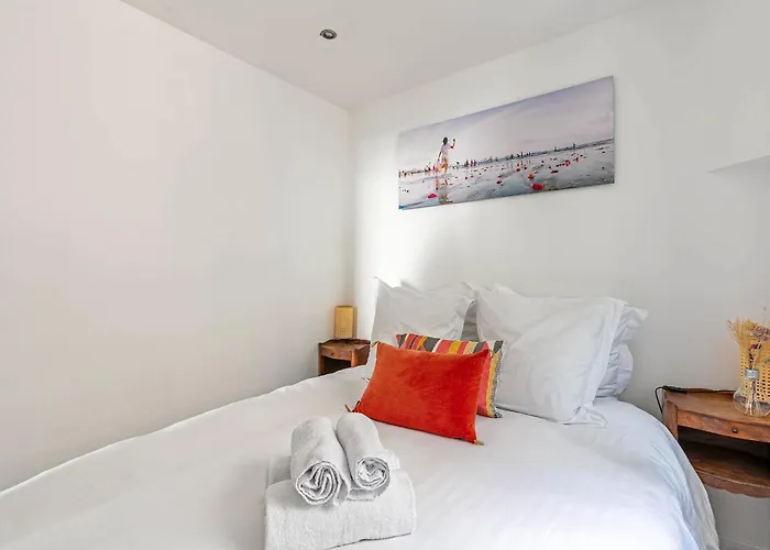 Rooftop Views Cosy Separate Living *
