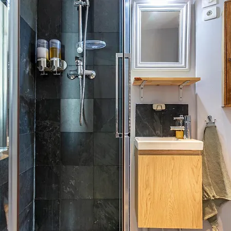 Apartman Lovely With Rooftop View *