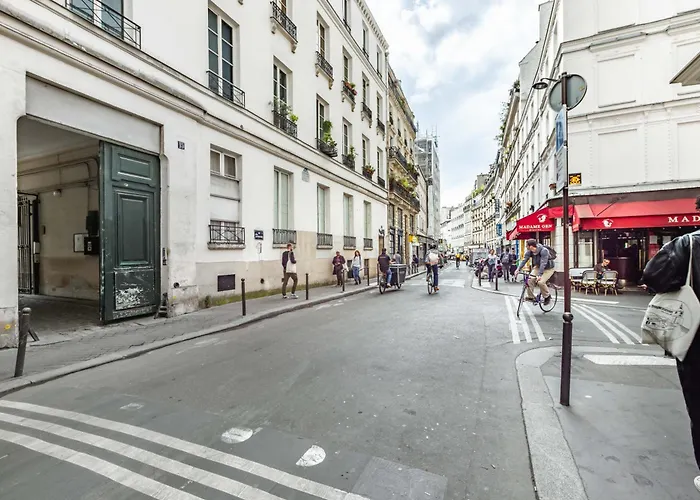 Lovely With Rooftop View Apartment *