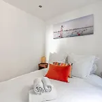 Rooftop Views Cosy Separate Living *